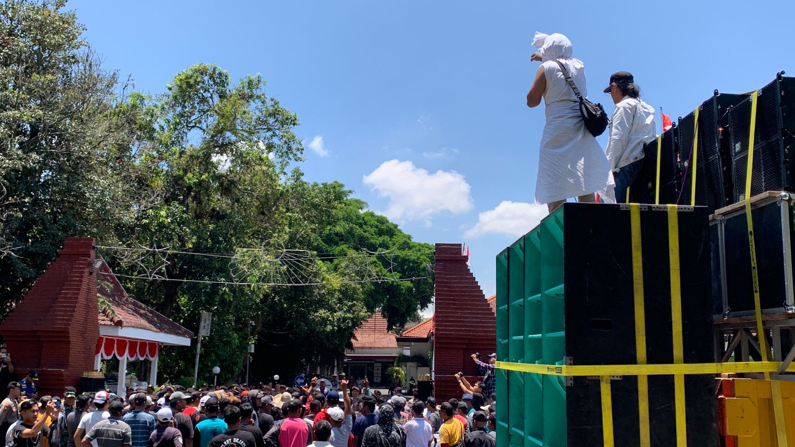 Satu Tambak Udang di Munjungan Ilegal, Terungkap Saat Warga Geruduk Pendopo